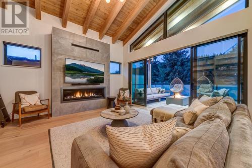 7333 Toni Sailer Lane, Whistler, BC - Indoor Photo Showing Living Room With Fireplace