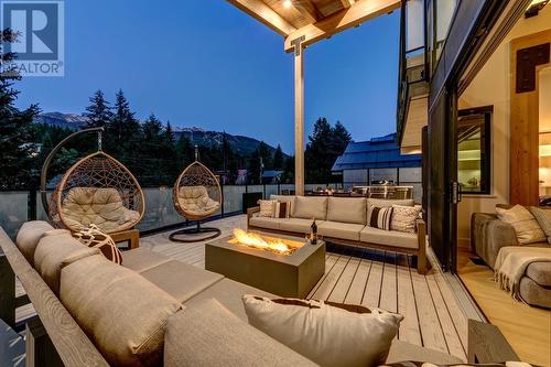 7333 Toni Sailer Lane, Whistler, BC - Indoor Photo Showing Living Room