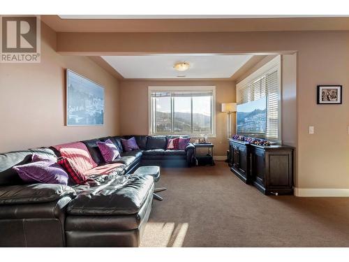 1347 Wilmot Avenue, Kelowna, BC - Indoor Photo Showing Living Room