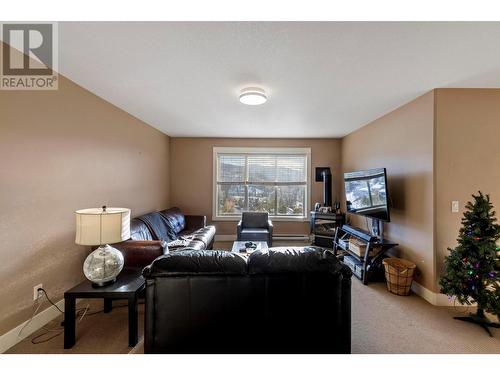 1347 Wilmot Avenue, Kelowna, BC - Indoor Photo Showing Living Room