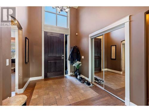 Grand foyer - 1347 Wilmot Avenue, Kelowna, BC - Indoor Photo Showing Other Room