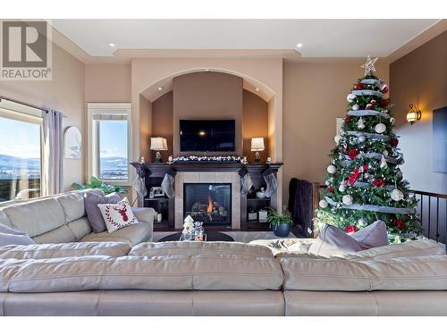 1347 Wilmot Avenue, Kelowna, BC - Indoor Photo Showing Living Room With Fireplace