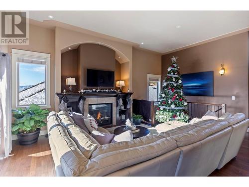 1347 Wilmot Avenue, Kelowna, BC - Indoor Photo Showing Living Room With Fireplace