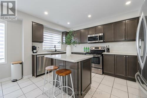 22 Memory Lane, Brampton, ON - Indoor Photo Showing Kitchen With Upgraded Kitchen