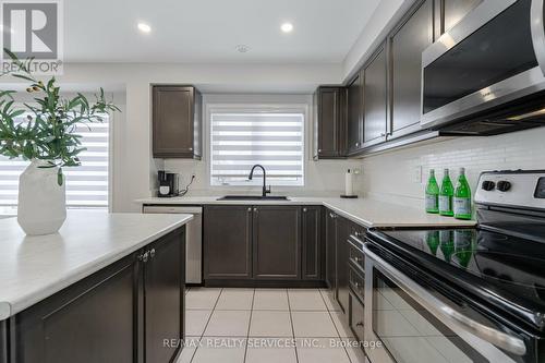 22 Memory Lane, Brampton, ON - Indoor Photo Showing Kitchen With Upgraded Kitchen