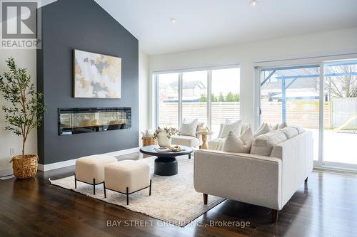 535 Freeport Street, London, ON - Indoor Photo Showing Living Room With Fireplace