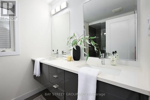 535 Freeport Street, London, ON - Indoor Photo Showing Bathroom