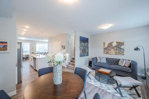 140-1115 Holden Road, Penticton, BC - Indoor Photo Showing Living Room