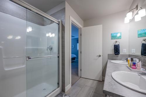 140-1115 Holden Road, Penticton, BC - Indoor Photo Showing Bathroom