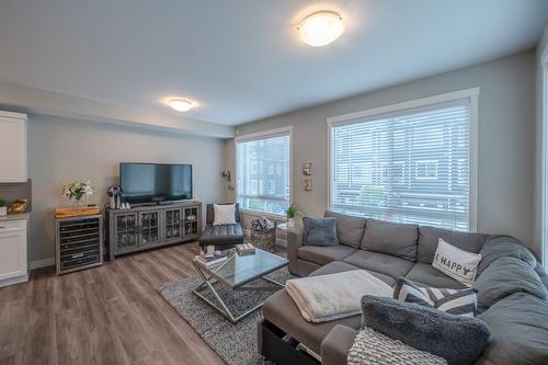 140-1115 Holden Road, Penticton, BC - Indoor Photo Showing Living Room