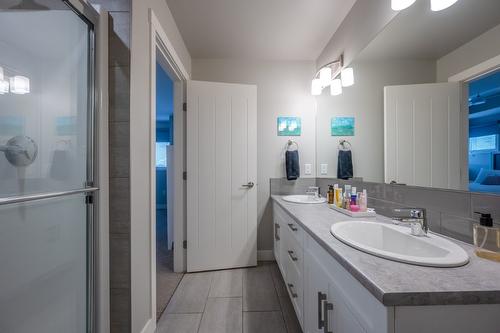 140-1115 Holden Road, Penticton, BC - Indoor Photo Showing Bathroom