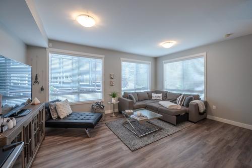 140-1115 Holden Road, Penticton, BC - Indoor Photo Showing Living Room