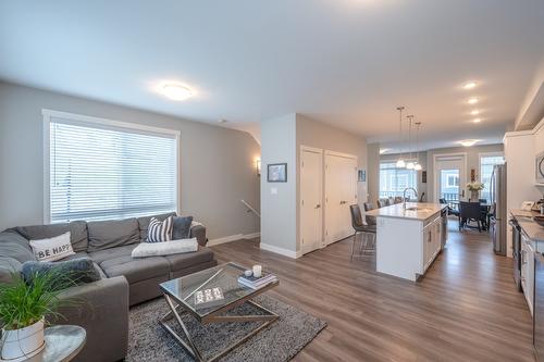 140-1115 Holden Road, Penticton, BC - Indoor Photo Showing Living Room