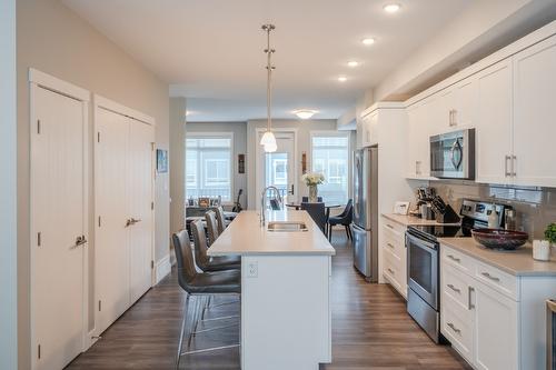 140-1115 Holden Road, Penticton, BC - Indoor Photo Showing Kitchen With Stainless Steel Kitchen With Double Sink With Upgraded Kitchen