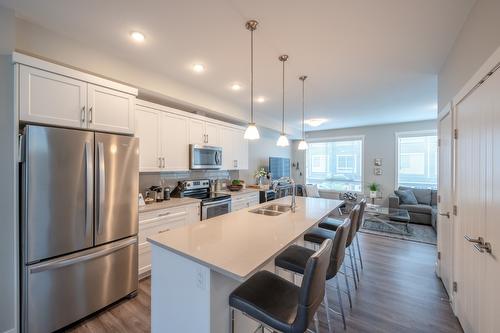 140-1115 Holden Road, Penticton, BC - Indoor Photo Showing Kitchen With Stainless Steel Kitchen With Double Sink With Upgraded Kitchen