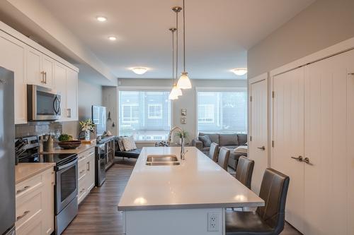 140-1115 Holden Road, Penticton, BC - Indoor Photo Showing Kitchen With Double Sink