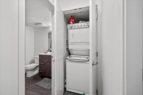 316-881 Academy Way, Kelowna, BC - Indoor Photo Showing Laundry Room