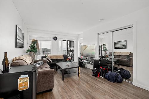 316-881 Academy Way, Kelowna, BC - Indoor Photo Showing Living Room