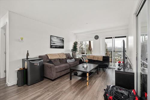 316-881 Academy Way, Kelowna, BC - Indoor Photo Showing Living Room