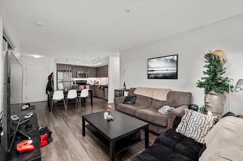 316-881 Academy Way, Kelowna, BC - Indoor Photo Showing Living Room