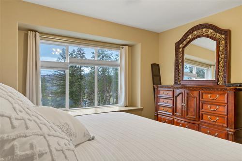 10412 Sherman Drive, Lake Country, BC - Indoor Photo Showing Bedroom