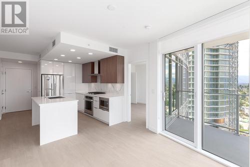 2507 7769 Park Crescent, Burnaby, BC - Indoor Photo Showing Kitchen