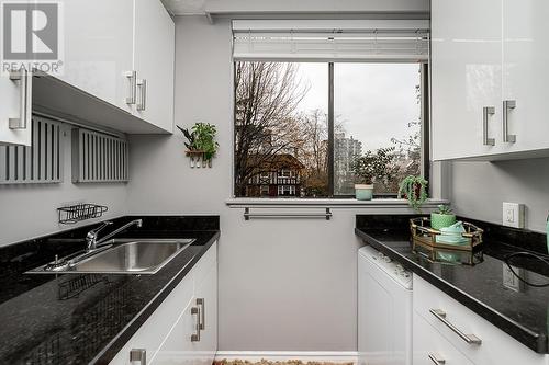 302 1108 Nicola Street, Vancouver, BC - Indoor Photo Showing Kitchen