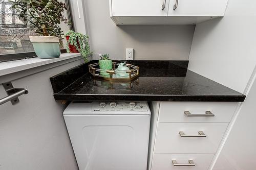 302 1108 Nicola Street, Vancouver, BC - Indoor Photo Showing Laundry Room