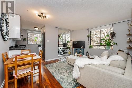 302 1108 Nicola Street, Vancouver, BC - Indoor Photo Showing Living Room