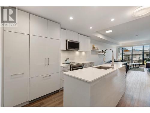 403 2446 Shaughnessy Street, Port Coquitlam, BC - Indoor Photo Showing Kitchen With Upgraded Kitchen