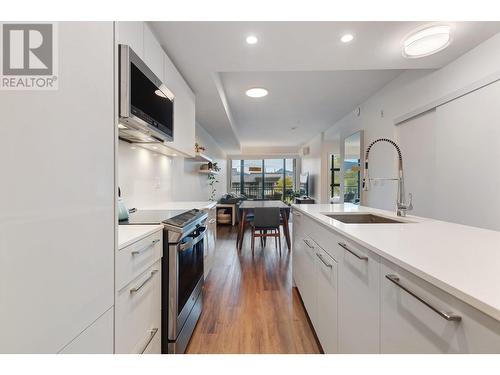 403 2446 Shaughnessy Street, Port Coquitlam, BC - Indoor Photo Showing Kitchen With Upgraded Kitchen