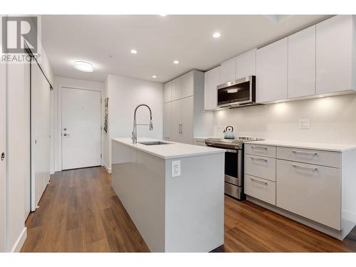 403 2446 Shaughnessy Street, Port Coquitlam, BC - Indoor Photo Showing Kitchen With Upgraded Kitchen