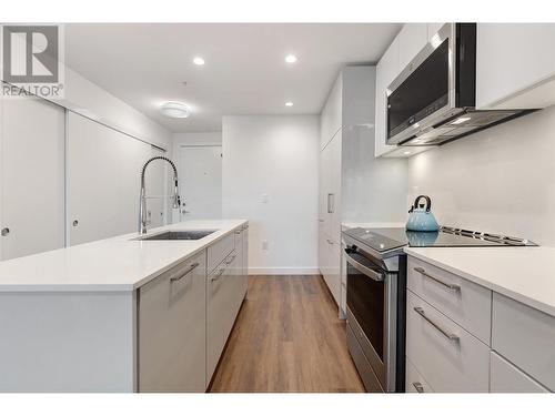 403 2446 Shaughnessy Street, Port Coquitlam, BC - Indoor Photo Showing Kitchen With Upgraded Kitchen