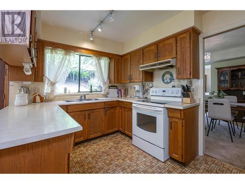 864 Wellington Drive, North Vancouver, BC - Indoor Photo Showing Kitchen With Double Sink