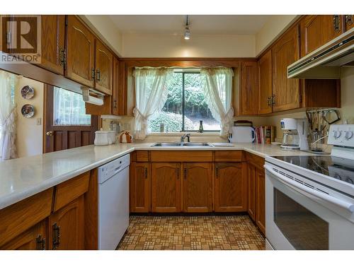 864 Wellington Drive, North Vancouver, BC - Indoor Photo Showing Kitchen With Double Sink