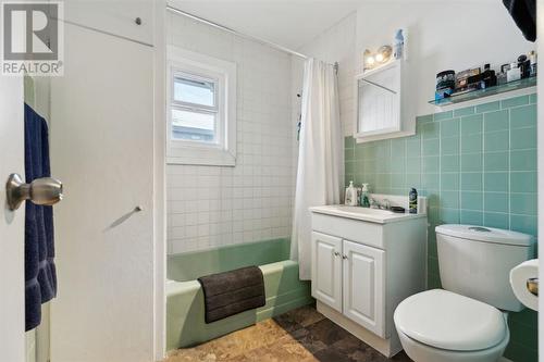 Main floor: full bathroom - 1511 Child Avenue Ne, Calgary, AB - Indoor Photo Showing Bathroom