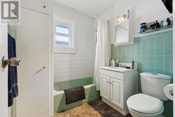 Main floor: full bathroom - 