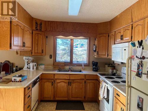 214015 Township Road 52, Rural Cardston County, AB - Indoor Photo Showing Kitchen With Double Sink