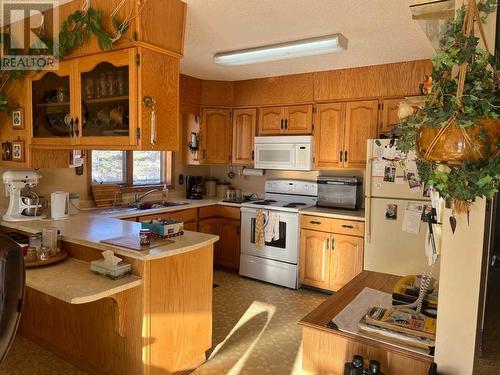 214015 Township Road 52, Rural Cardston County, AB - Indoor Photo Showing Kitchen