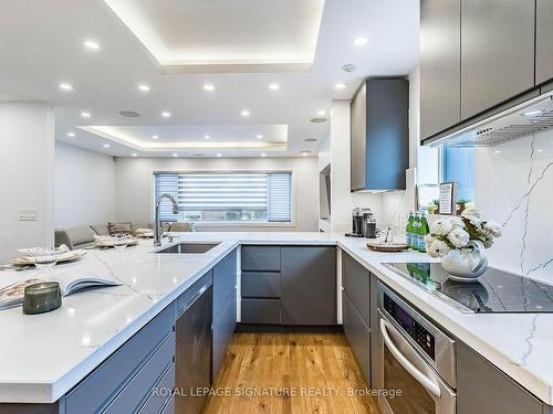 30 Heatherglen Rd, Toronto, ON - Indoor Photo Showing Kitchen With Upgraded Kitchen