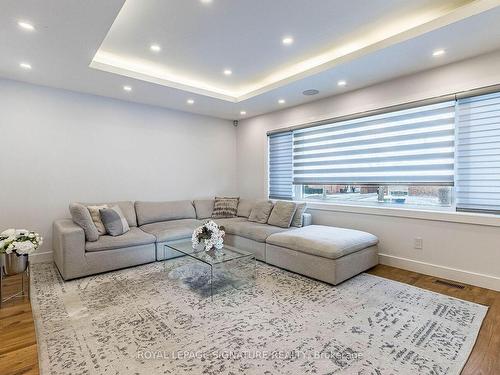 30 Heatherglen Rd, Toronto, ON - Indoor Photo Showing Living Room