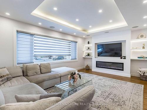 30 Heatherglen Rd, Toronto, ON - Indoor Photo Showing Living Room