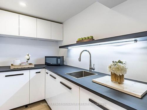 30 Heatherglen Rd, Toronto, ON - Indoor Photo Showing Kitchen