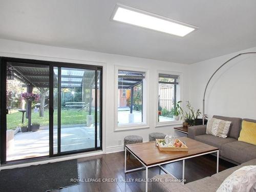 115 Clarence St, Brampton, ON - Indoor Photo Showing Living Room