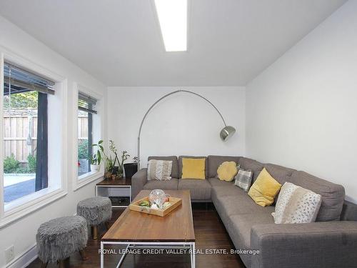 115 Clarence St, Brampton, ON - Indoor Photo Showing Living Room