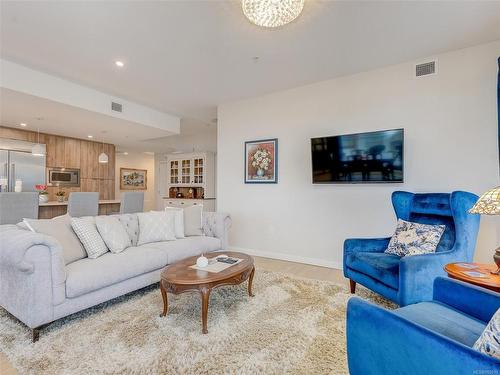 404-5120 Cordova Bay Rd, Saanich, BC - Indoor Photo Showing Living Room