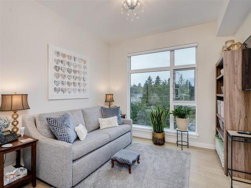 404-5120 Cordova Bay Rd, Saanich, BC - Indoor Photo Showing Living Room