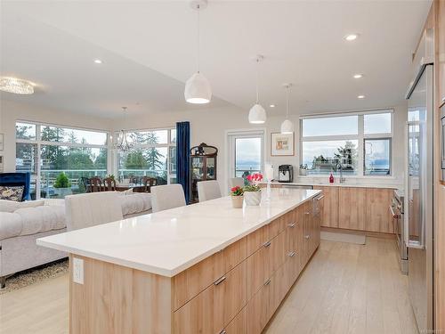 404-5120 Cordova Bay Rd, Saanich, BC - Indoor Photo Showing Kitchen With Upgraded Kitchen