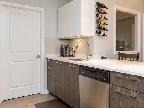 103-1000 Inverness Rd, Saanich, BC - Indoor Photo Showing Kitchen With Upgraded Kitchen