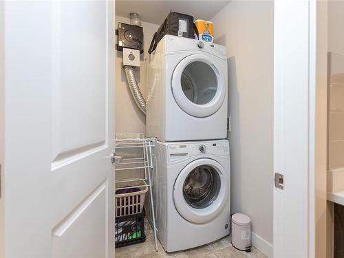 103-1000 Inverness Rd, Saanich, BC - Indoor Photo Showing Laundry Room